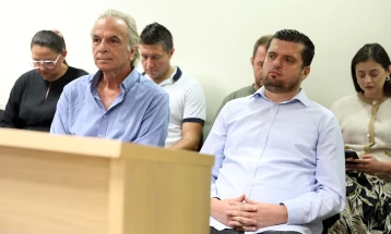 Një paciente dëshmoi për marrjen e terapisë jashtë procedurës standarde në rastin 