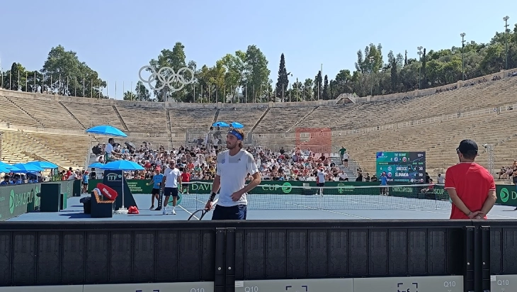 Грчкиот тенисер Циципас казнет поради возење со 210 километри на час