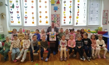 Градоначалникот Гоцевски во посета на дечињата од детската градинка „Весели цветови“