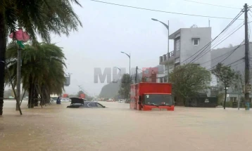Расте бројот на загинати во поплави и одрони во Виетнам
