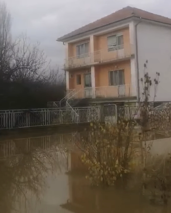 Поплави во Ресенско, над 50 куќи и земјоделски површини под вода по излевањето на реките