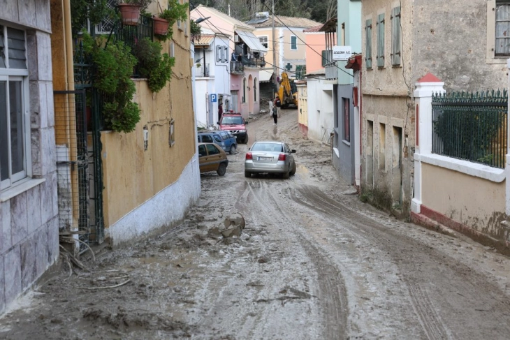 Штети и проблеми од невремето во западна Грција и на островот Крф