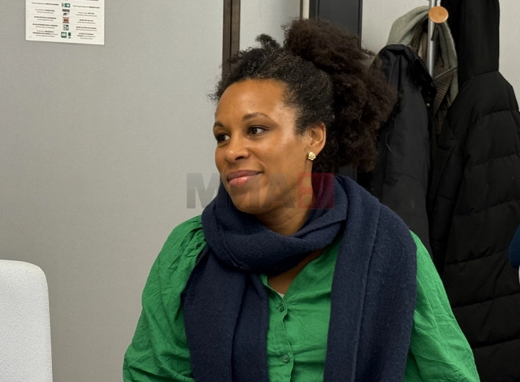 Нела Рил: Не е мудро на децата да им ги забраниме социјалните медиуми, па потоа на 16 години да земаат „здраво за готово“ се што доаѓа од интернет