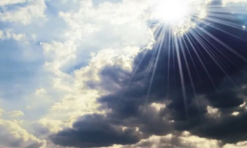 Променливо облачно време со сончеви периоди и слаб до умерен ветер 