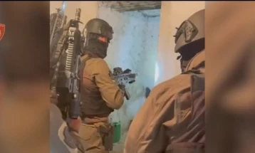 Во антитерористичка акција во Албанија уапсени две лица, запленети оружје, муниција и знамиња на ИСИС