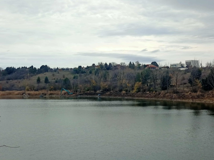 Почна расчистувањето на брегот на велешко езеро „Младост“