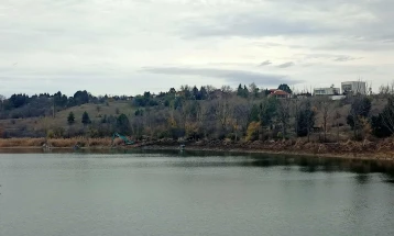 Почна расчистувањето на брегот на велешко езеро „Младост“