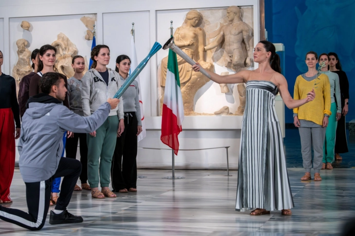 Во затворен простор и без публика церемонијата на палење на олимпискиот оган во античка Олимпија