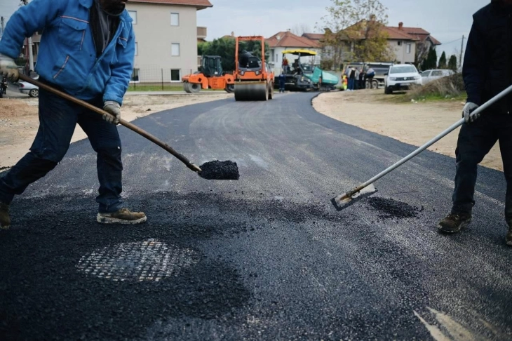 Се асфалтираат улици во населеното место Визбегово