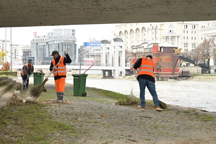 Се чисти кејот на реката Вардар