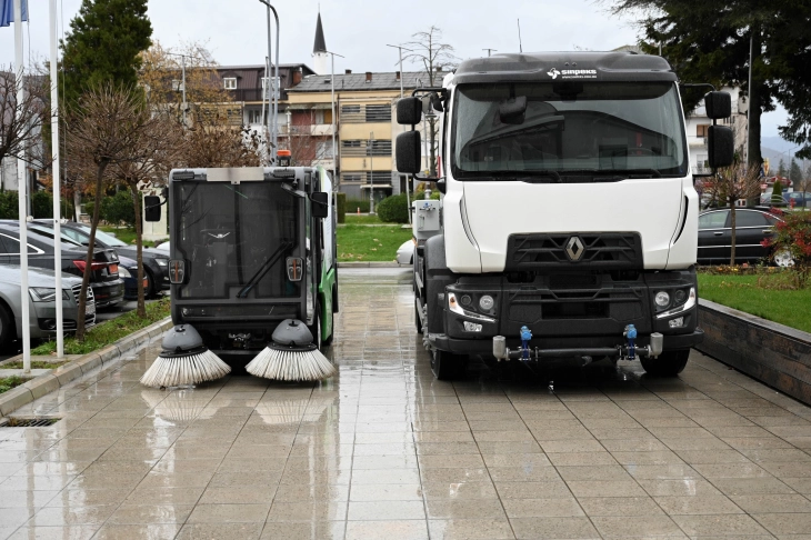 Општина Струга доби машина за чистење улици и цистерна за нивно миење  