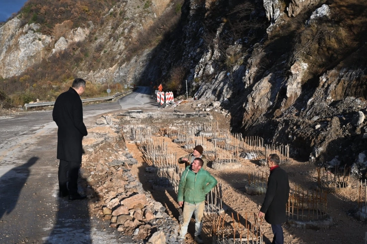 Mela inspektoi nga afër punimet që zhvillohen në segmentin e rrugës Dibër–Mavrovë