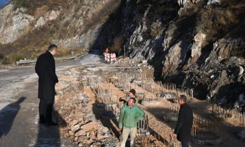 Mela inspektoi nga afër punimet që zhvillohen në segmentin e rrugës Dibër–Mavrovë