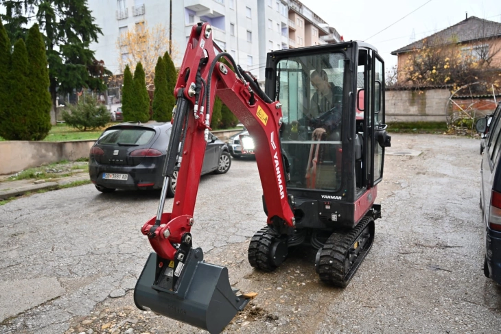 Општина Дебар доби нов багер за подобри комунални услуги