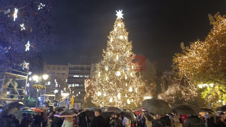 Под силен дожд осветлена новогодишната елка во центарот на Атина (Фото)