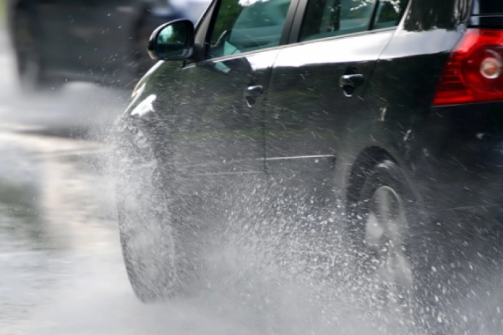 Komunikacioni zhvillohet pandërprerë, në rrugë të lagështa