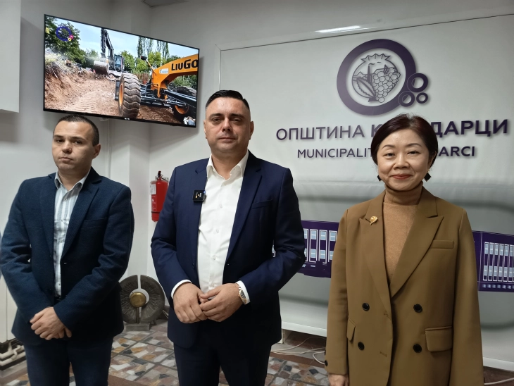 Кина троши 500 милиони литри флаширано вино годишно, ние произведуваме 50, има можности за соработка, амбасадорката на средба со градоначалникот на Кавадарци 