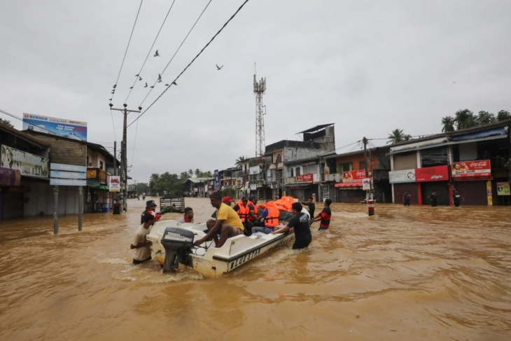 Најмалку 153 лица загинаа во поплавите и свлечиштата во Шри Ланка