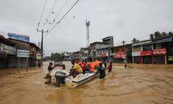 Најмалку 153 лица загинаа во поплавите и свлечиштата во Шри Ланка