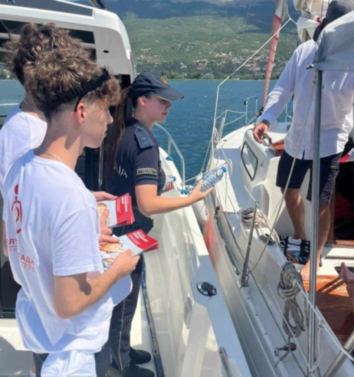 Полицијата и волонтери на Црвениот крст делеа совети и едукативен материјал за заштита од топлотен удар