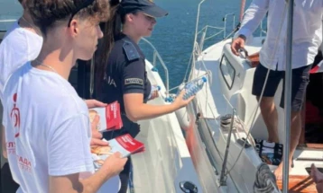 Полицијата и волонтери на Црвениот крст делеа совети и едукативен материјал за заштита од топлотен удар