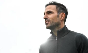 Фабрегас останува на клупата на Комо