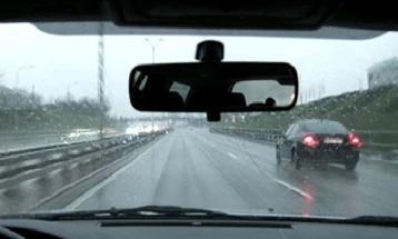 Сообраќајот по влажни коловози, на некои повисоки места има остатоци од кашест снег