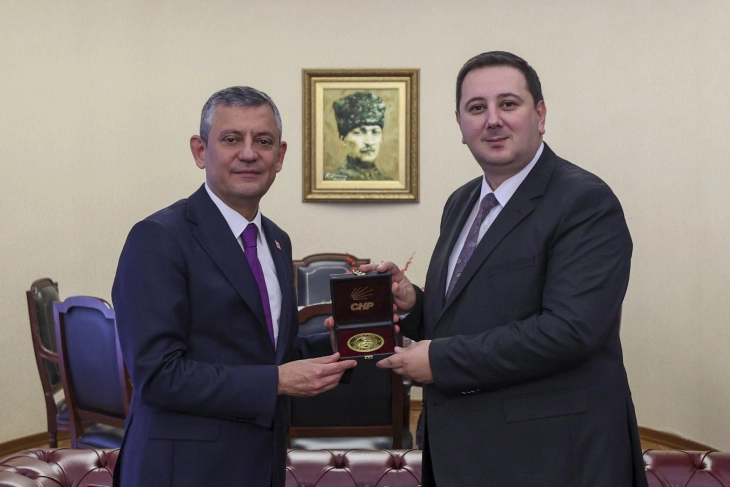 Претседателот на Партијата за движење на Турците Енес Ибрахим во Анкара на Конгрес на Републиканската народна партија