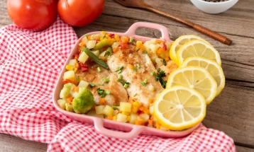 Печена риба со зеленчук