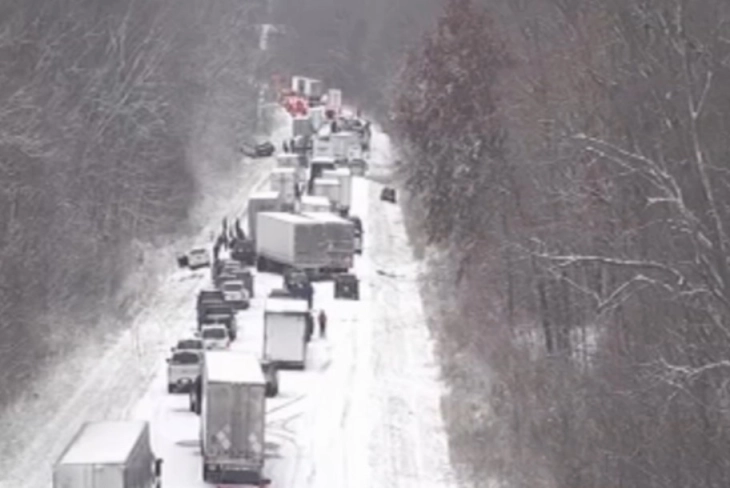 Stuhi bore në SHBA: Anulohen rreth 500 fluturime, përplasje zinxhir mes 45 automjeteve në Indiana