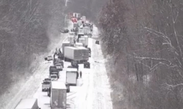 Stuhi bore në SHBA: Anulohen rreth 500 fluturime, përplasje zinxhir mes 45 automjeteve në Indiana