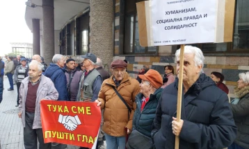 Пензионерите од пред Уставниот суд порачаа, доста е со поделби, со процентуално зголемување на пензиите ќе немаме за леб