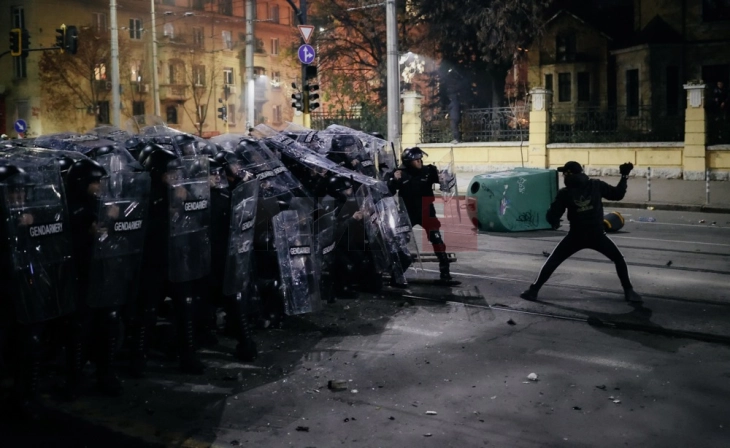 Протести во Бугарија поради предлог буџетот за 2026, судири со полицијата во Софија