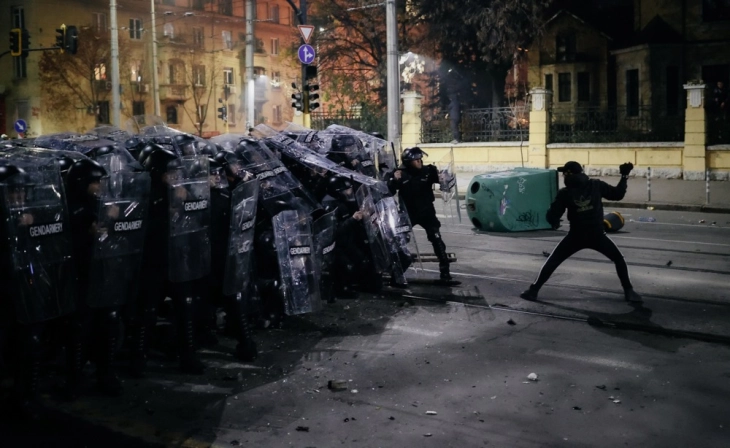 Protesta në Bullgari për shkak të propozim buxhetit për vitin 2026, përplasje me policinë në Sofje