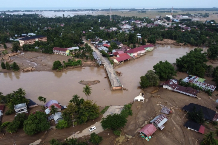 Повеќе од 1.200 загинати и 800 исчезнати во поплавите во Југоисточна Азија