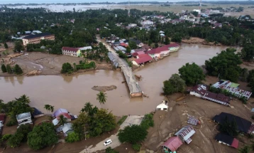 Повеќе од 1.200 загинати и 800 исчезнати во поплавите во Југоисточна Азија