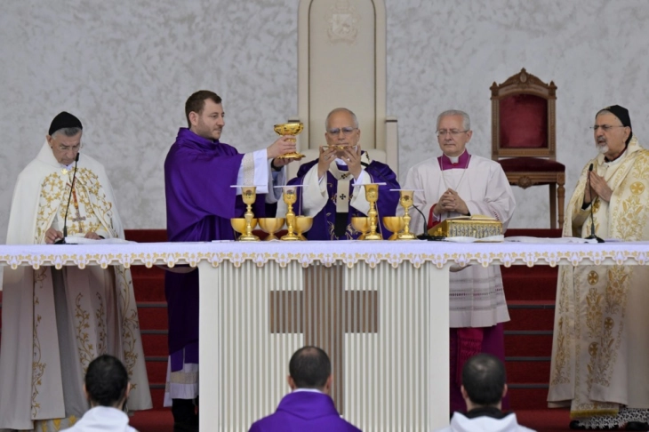 Папата Лав XIV ги повикува различните заедници во Либан на обединување за да ја надминат кризата