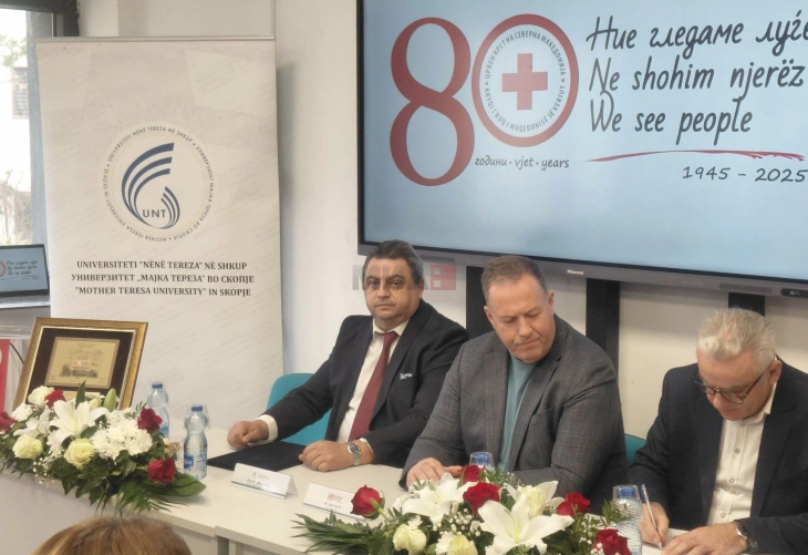 Јубилејна плакета на Црвениот крст за Универзитетот „Мајка Тереза“ во Скопје