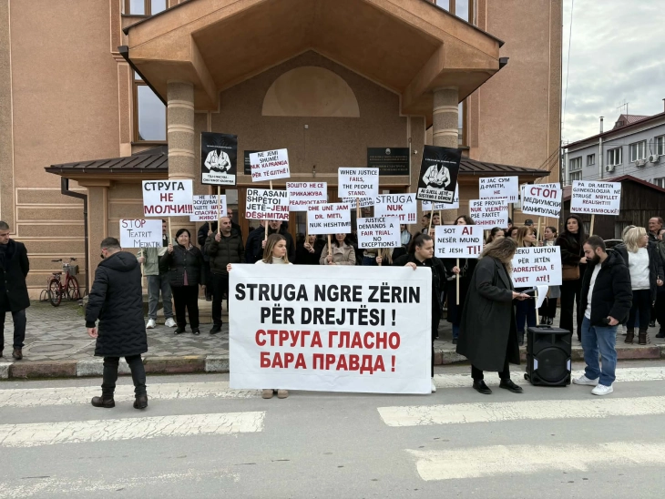 Во Струга протестен марш за поддршка на доктор Мухамед Асани, осуден на три години затворска казна