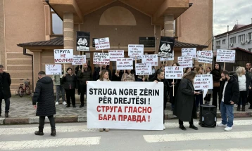 Во Струга протестен марш за поддршка на доктор Мухамед Асани, осуден на три години затворска казна