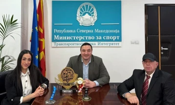 Министерот Ристовски се сретна со светската шампионка во боди билдинг, Катерина Попева