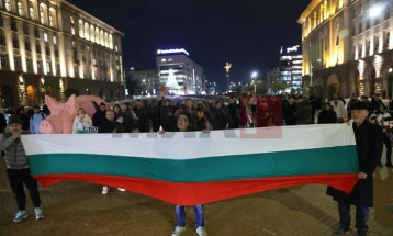 Бран протести низ Бугарија: Како одговор на граѓанскиот гнев предлог-буџетот е повлечен,  но притисокот за предвремени избори продолжува