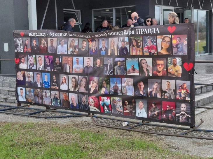 Продолжува судењето за пожарот во дискотеката во Кочани, родителите поставија транспарент со фотографиите на загинатите