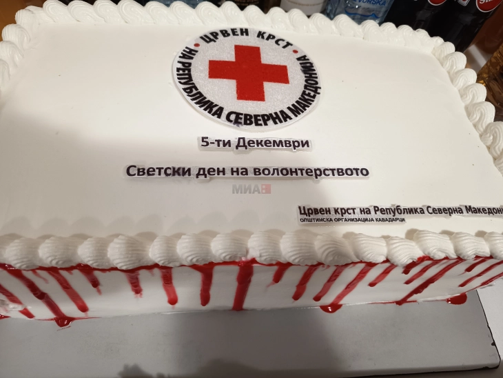 Црвен крст Кавадарци со делење топли оброци го одбележа утрешниот Ден на волонтерството