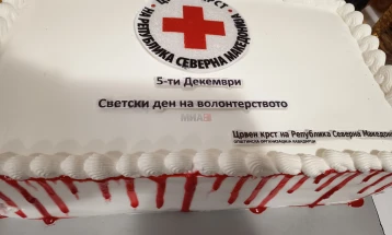 Црвен крст Кавадарци со делење топли оброци го одбележа утрешниот Ден на волонтерството