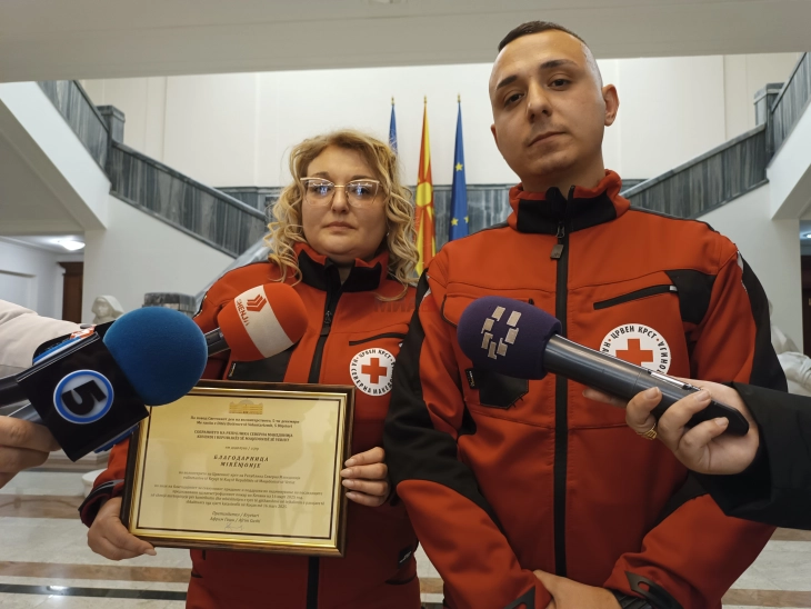 Гаши им врачи благодарница на волонтери од Црвен крст за придонесот по пожарот во Кочани