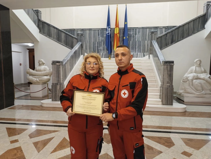 Gashi u dorëzoi mirënjohje vullnetarëve të Kryqit të Kuq për kontributin pas zjarrit në Koçan