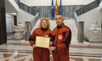 Gashi u dorëzoi mirënjohje vullnetarëve të Kryqit të Kuq për kontributin pas zjarrit në Koçan