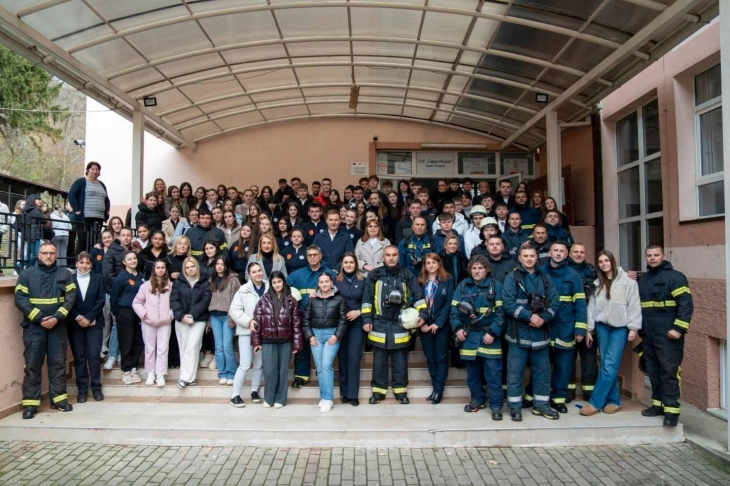 Во кривопаланечката гимназија се одржа тактичко - показна вежба за гасење пожари и евакуација