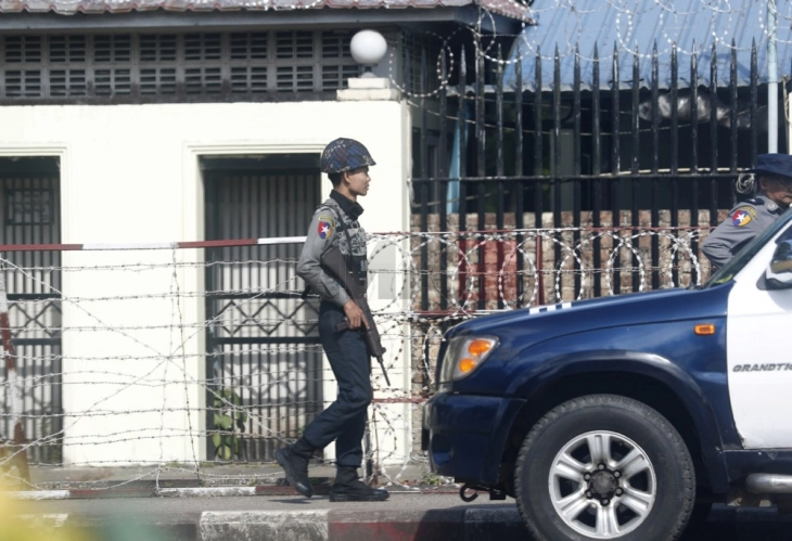 Најмалку 20 загинати во воздушен напад врз чајџилница во северозападен Мјанмар